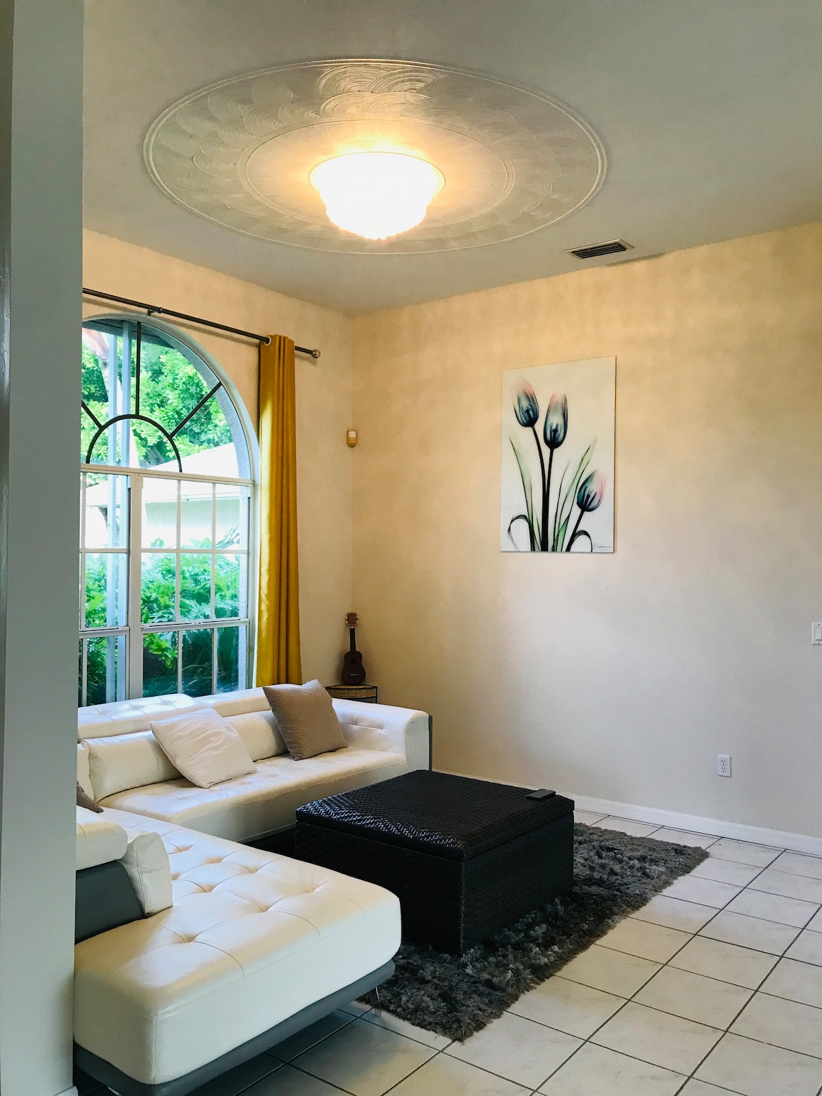 Pumzika na upumzike katika sehemu hii tulivu na maridadi. 