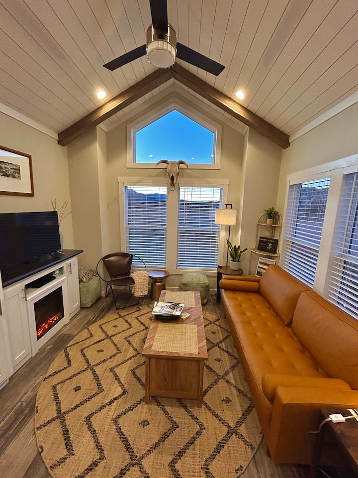 Curated Tiny Home Getaway + views & walk to river! Tiny houses for