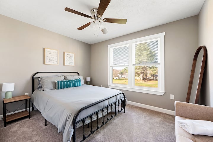 Ovo je druga soba za goste - ova soba ima bračni krevet, dva noćna ormarića, klupu i ogledalo pune dužine. Ova soba također ima prostrani ormar.