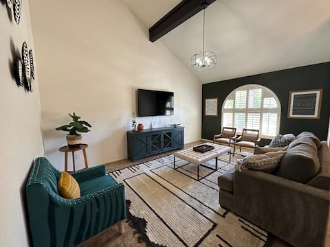 Popular Airbnb listing: 4.4k sq ft in Scottsdale w/Pool, Spa, & Game Room in Phoenix