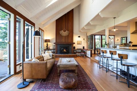 Modern Rustic Retreat Home w/cedar hot tub