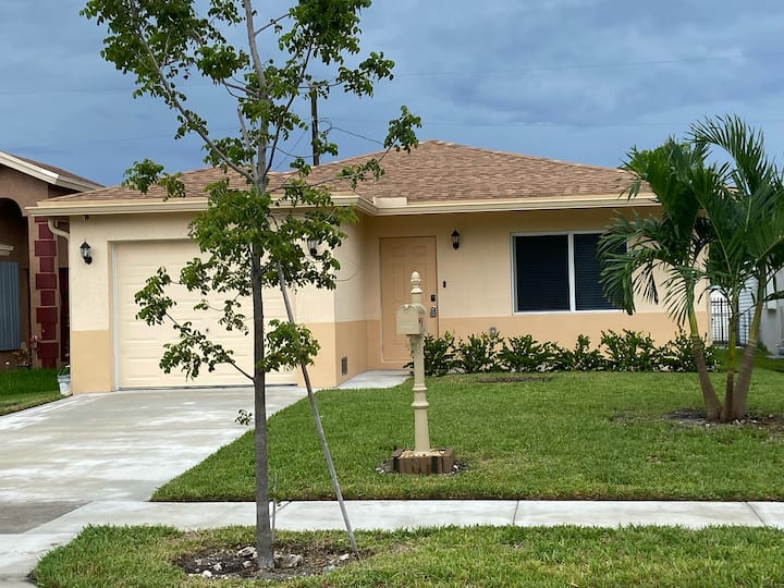 Cheerful Hollywood, FL 3 bedroom home with parking Houses for Rent in
