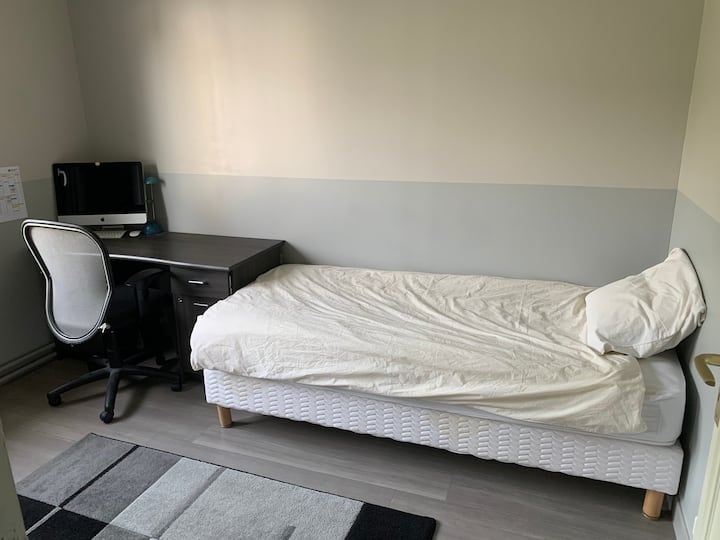 ห้อง #4 พร้อมห้องทำงาน - หน้าต่างบานใหญ่พร้อมวิวสวน + ห้องแต่งตัว