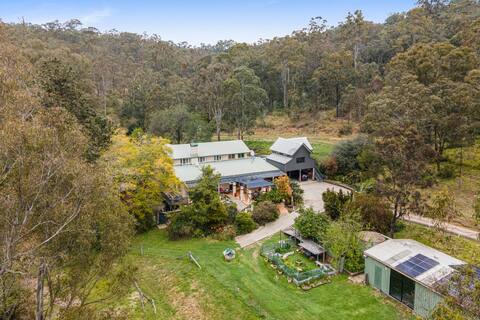 'Tara Downs' - stylish rural retreat with hot tub