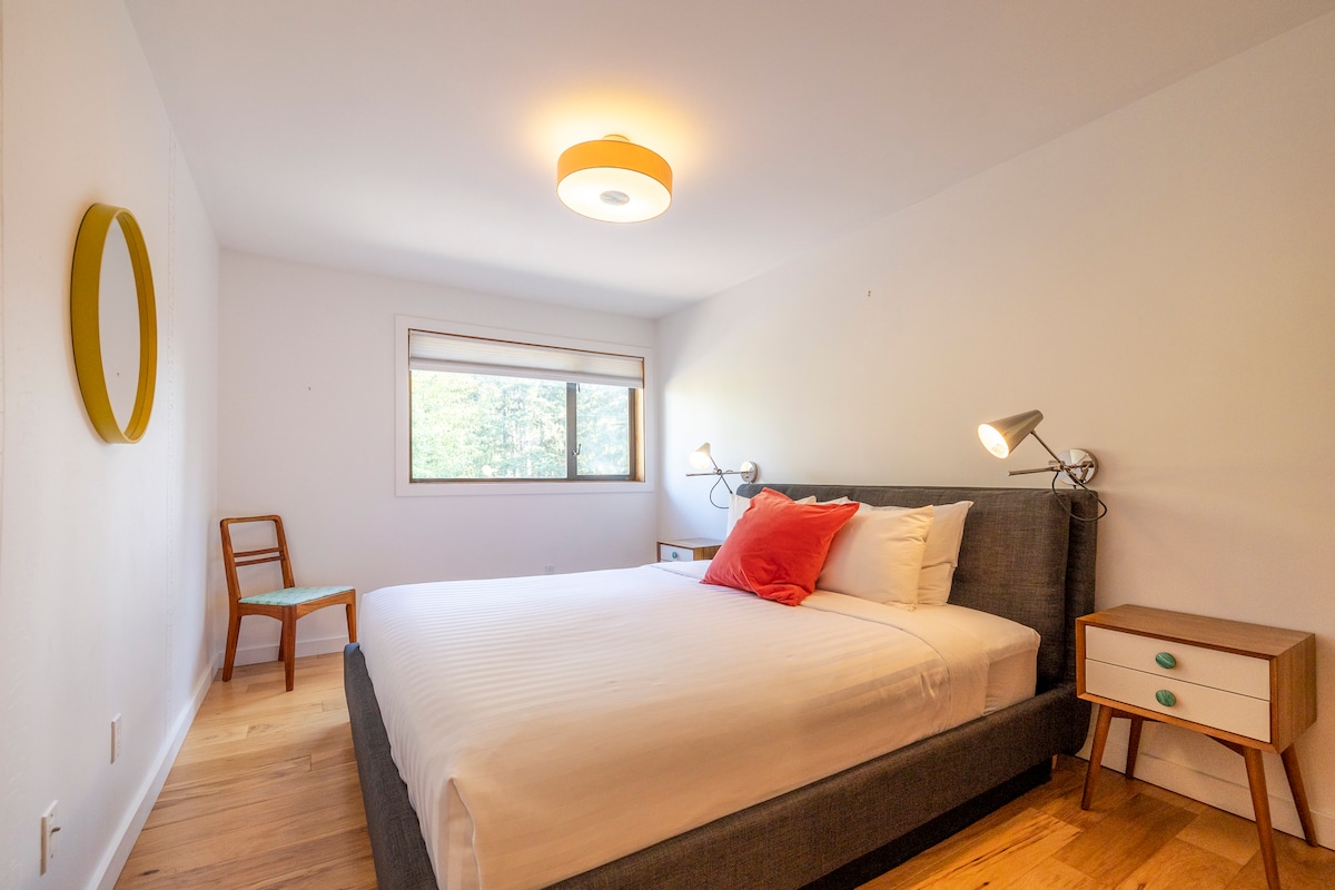 Spálňa s manželskou posteľou King a výhľadom.