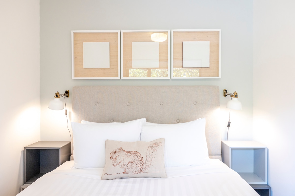 Útulná spálňa s manželskou posteľou.