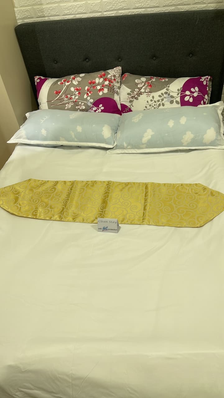 أسرّة كوين مريحة مع 8 وسائد