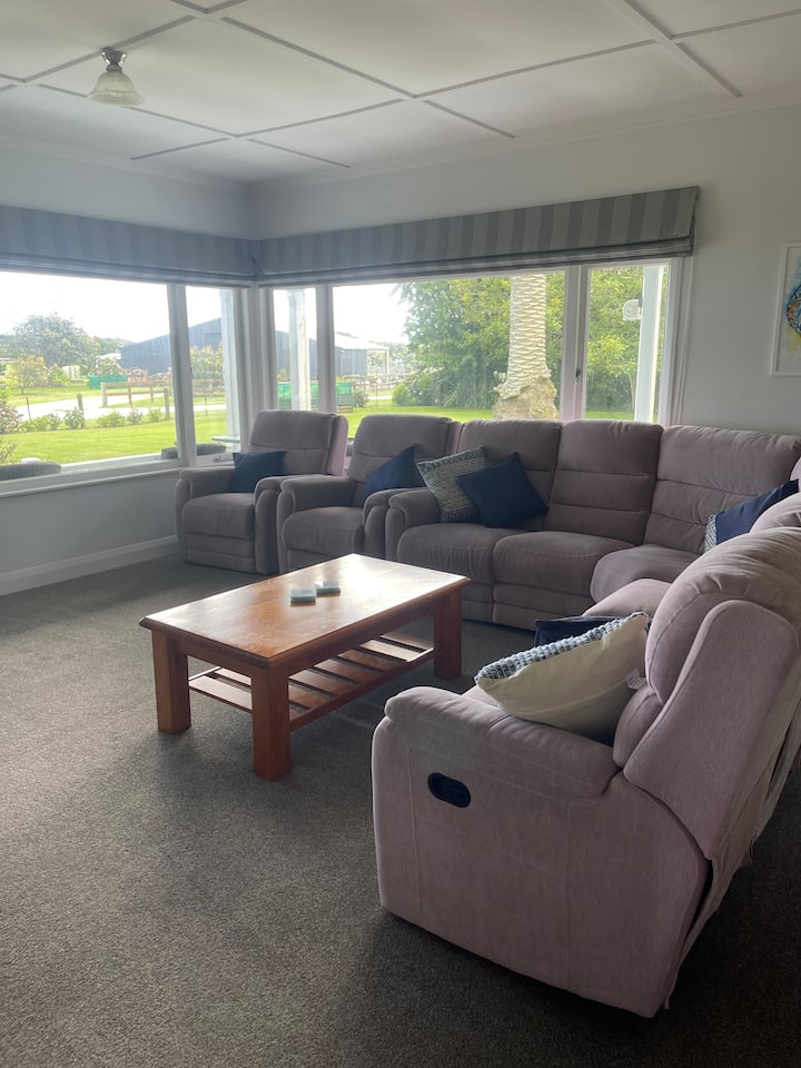 Cheerful Cottage With Sea Views. - Opotiki