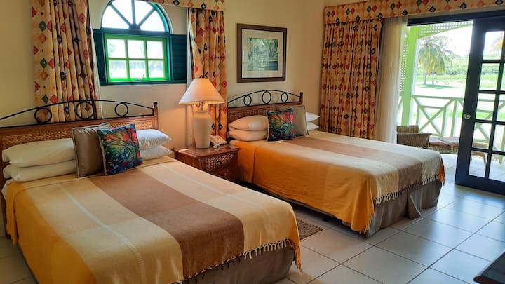 غرفة نوم 1 بسريرين كبيرين وتلفزيون وحمام داخلي وإمكانية الدخول إلى الشرفة