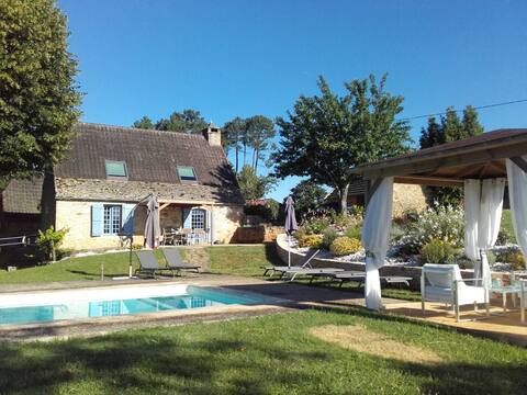 Les Mazaux with heated pool, 15 min from Sarlat