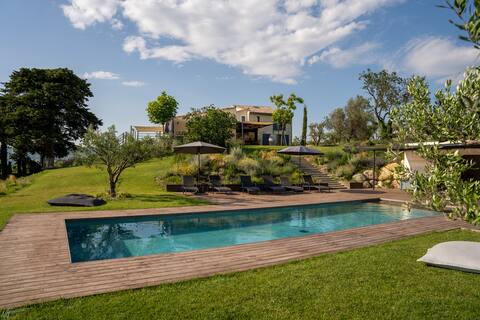 Beautiful farmhouse with swimming pool - A nest in Provence