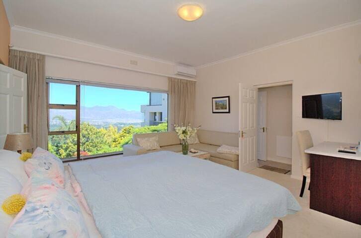 Big Villa with views, pool & Jacuzzi for up to 10 gallery image 3