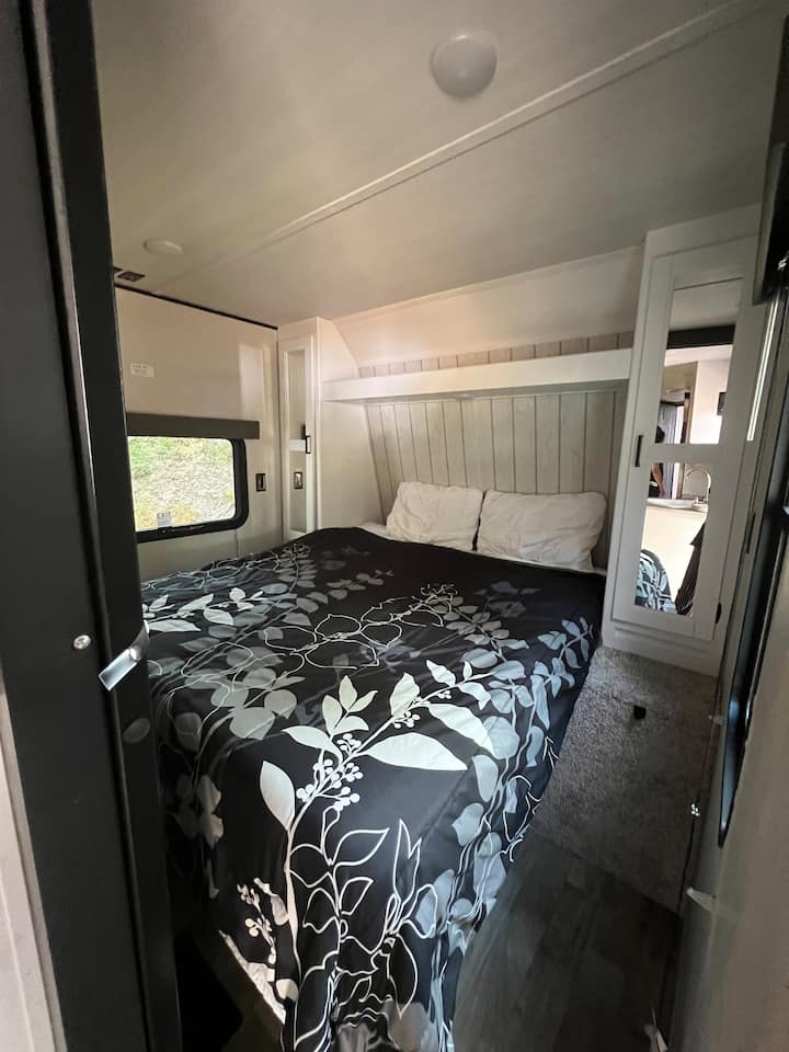 Manželská posteľ s posuvnými dverami