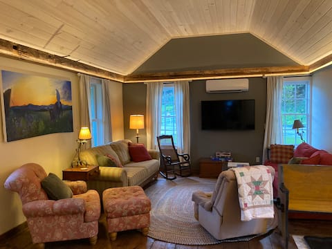 Charming Farmhouse near Maple Corners