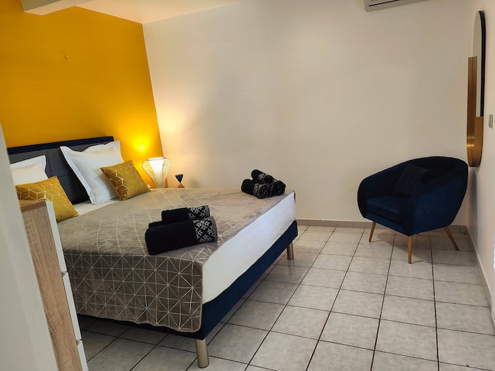 Студиото Soleil и спалното бельо в хотелски стил.