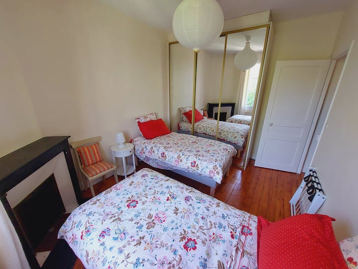 2 lits simple. peuvent être rapproché pour en faire un lit 2 personnes