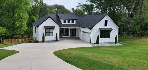 Stunning 6 Bedroom Lakehouse 15 min from GSP