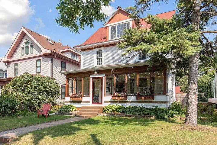 Historic Mpls. Home Walking Distance to Lakes