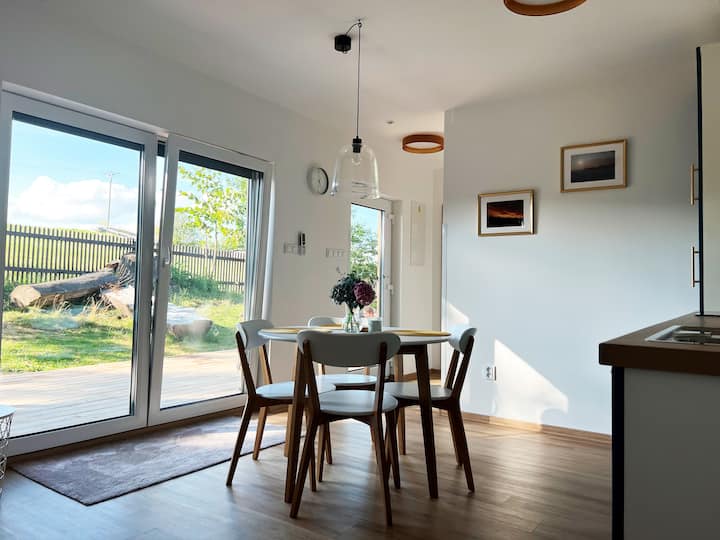 მისაღები ოთახი მინი-სამზარეულოთი