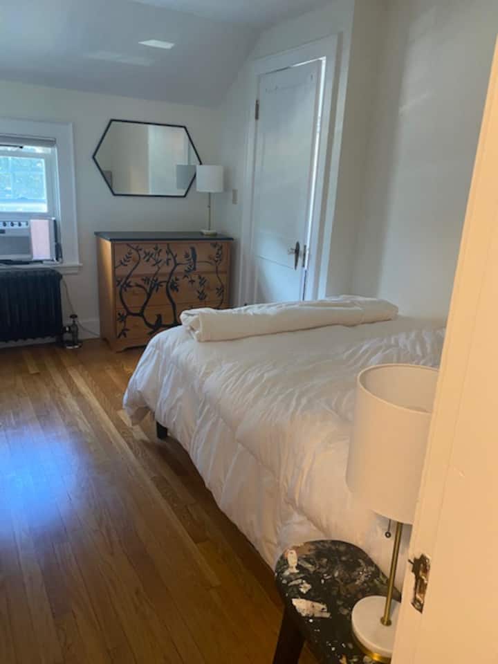 Chumba cha kwanza cha kulala chenye kitanda kamili na kabati kubwa