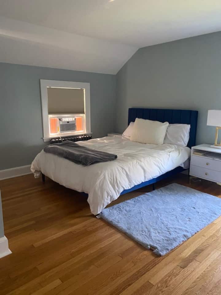 Chumba cha 2 cha kulala cha 2, kitanda cha Malkia kinaangalia upande na yadi ya mbele.