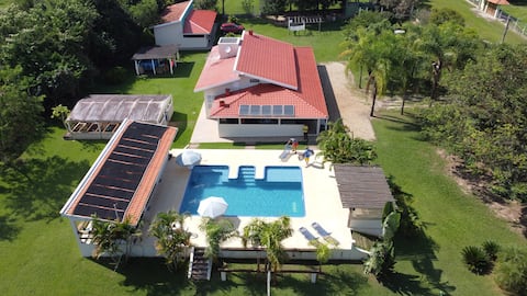 Chácara w/amazing pool and sunset