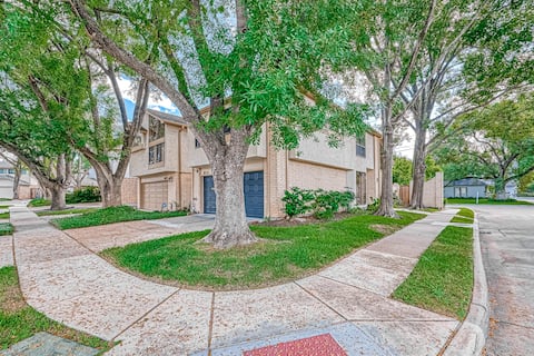 Gorgeous, 2 bedroom townhome in Houston