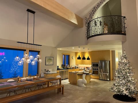 Cheerful 5 bedroom hike, bike & ski in/out chalet