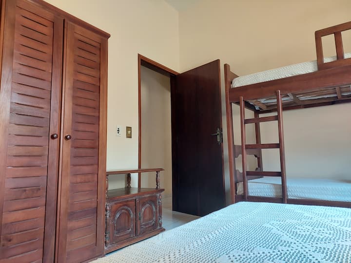 Habitación con cama doble y litera