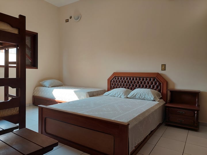Suite con cama doble, litera y cama individual con 2 colchones adicionales.