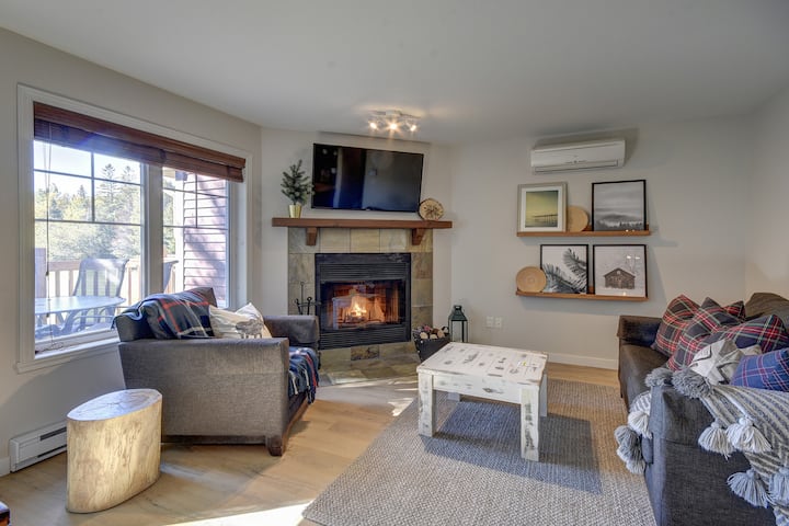 Modern Chalet • 18th Green At La Bête Golf Course - Mont-Tremblant