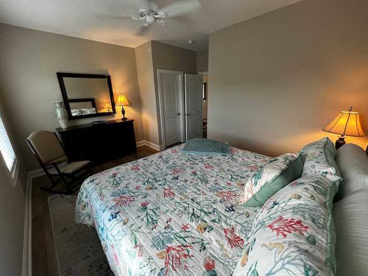 ห้องนอนเตียงคิงไซส์ชั้นบน