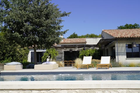 Beautiful contemporary villa with Alpilles views