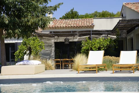 Beautiful contemporary villa with Alpilles views