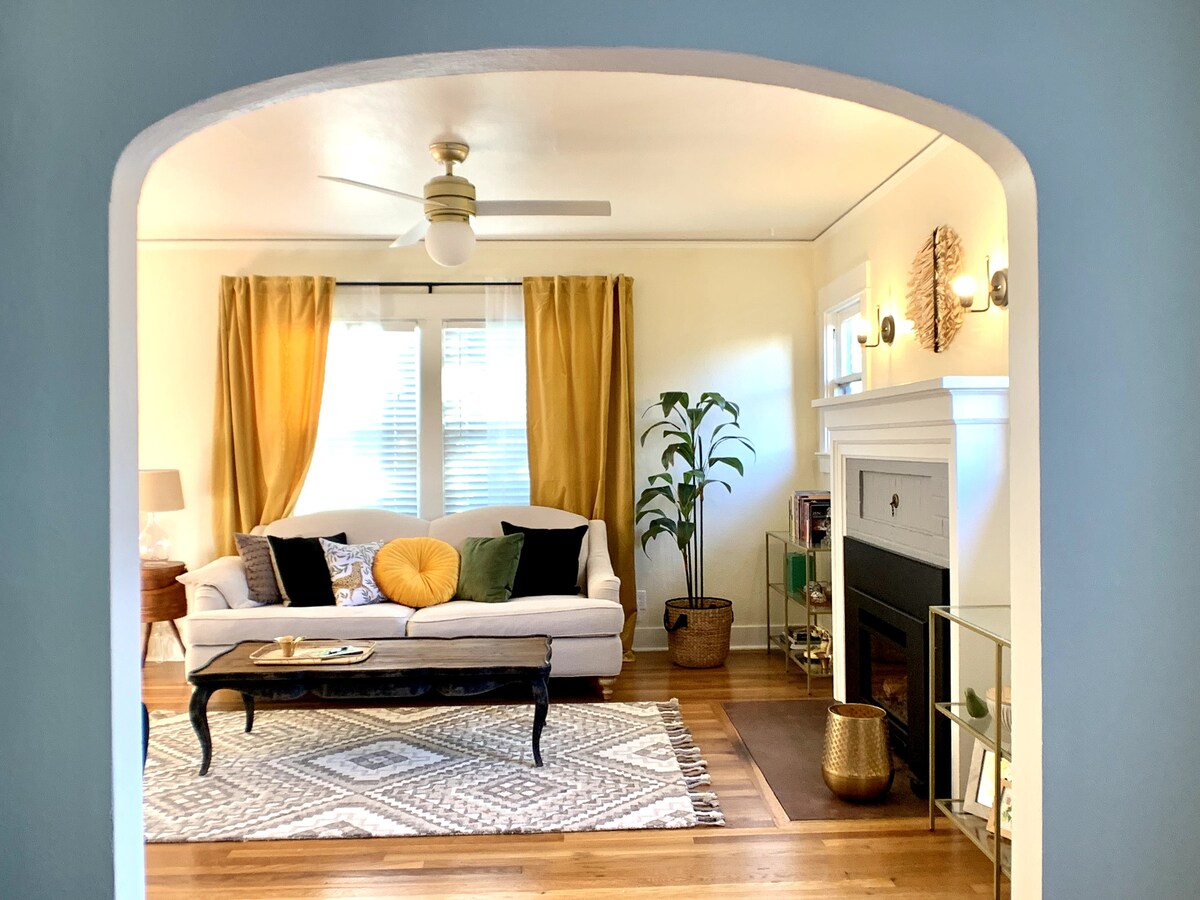 Adorables detalles de mediados de siglo en la sala de estar se extienden al comedor vecino