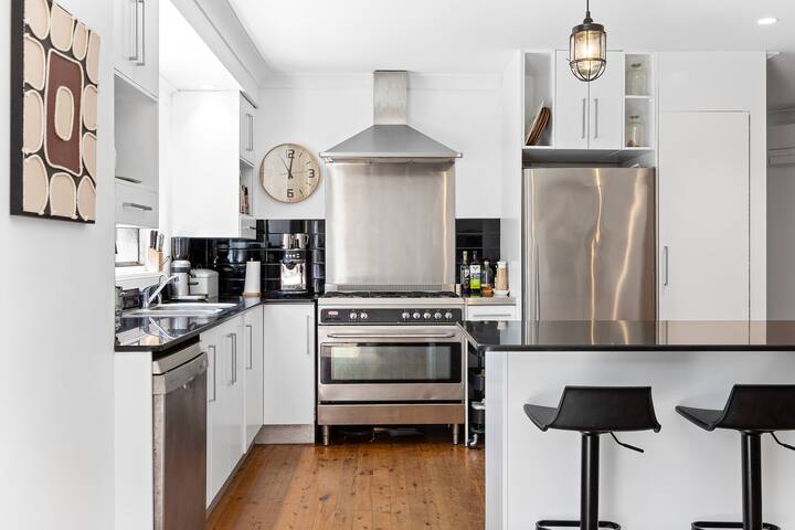 Coastal 4-Bedroom home with pool. gallery image 5