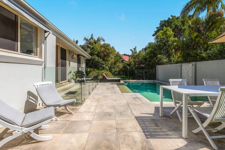 Coastal 4-Bedroom home with pool. gallery image 3