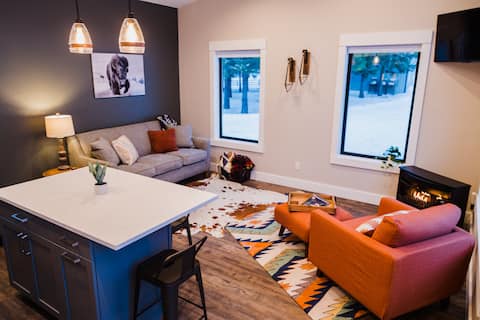 Popular Airbnb listing: Mtn view 1-bd cabin with hot tub in Kalispell