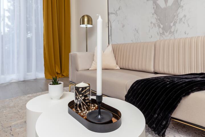 Luxury 4 Brm 5 Bath Home w/ Parking + Fast Wi-Fi gallery image 5