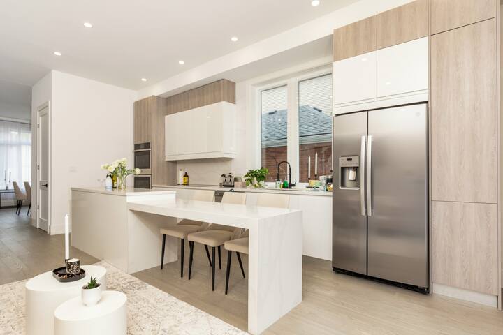 Luxury 4 Brm 5 Bath Home w/ Parking + Fast Wi-Fi gallery image 4