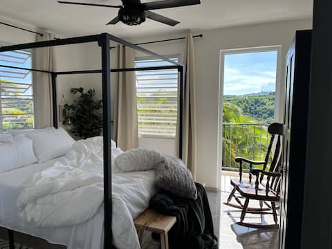 Cozy 4BR mountain retreat w/views, hot tub & Solar