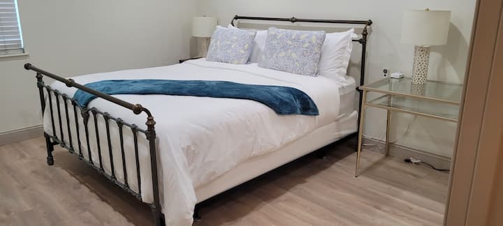  Habitación principal con cama California King.  La cama tiene una almohadilla de colchón climatizada con doble control.