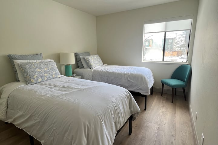 Las camas individuales XL se pueden convertir en una cama tamaño king.
Cada cama tiene un colchón climatizado.