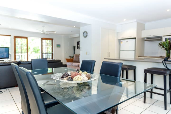 Sandy Beach 17, a 3 bed pool view Noosaville villa