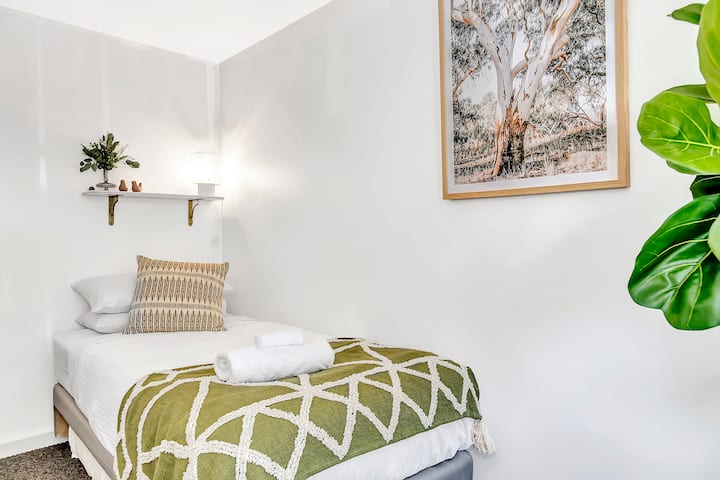 El segundo dormitorio se encuentra en la planta baja y tiene una cama de una sola cama con un nido extraíble, ideal para aquellos que viajan con niños.