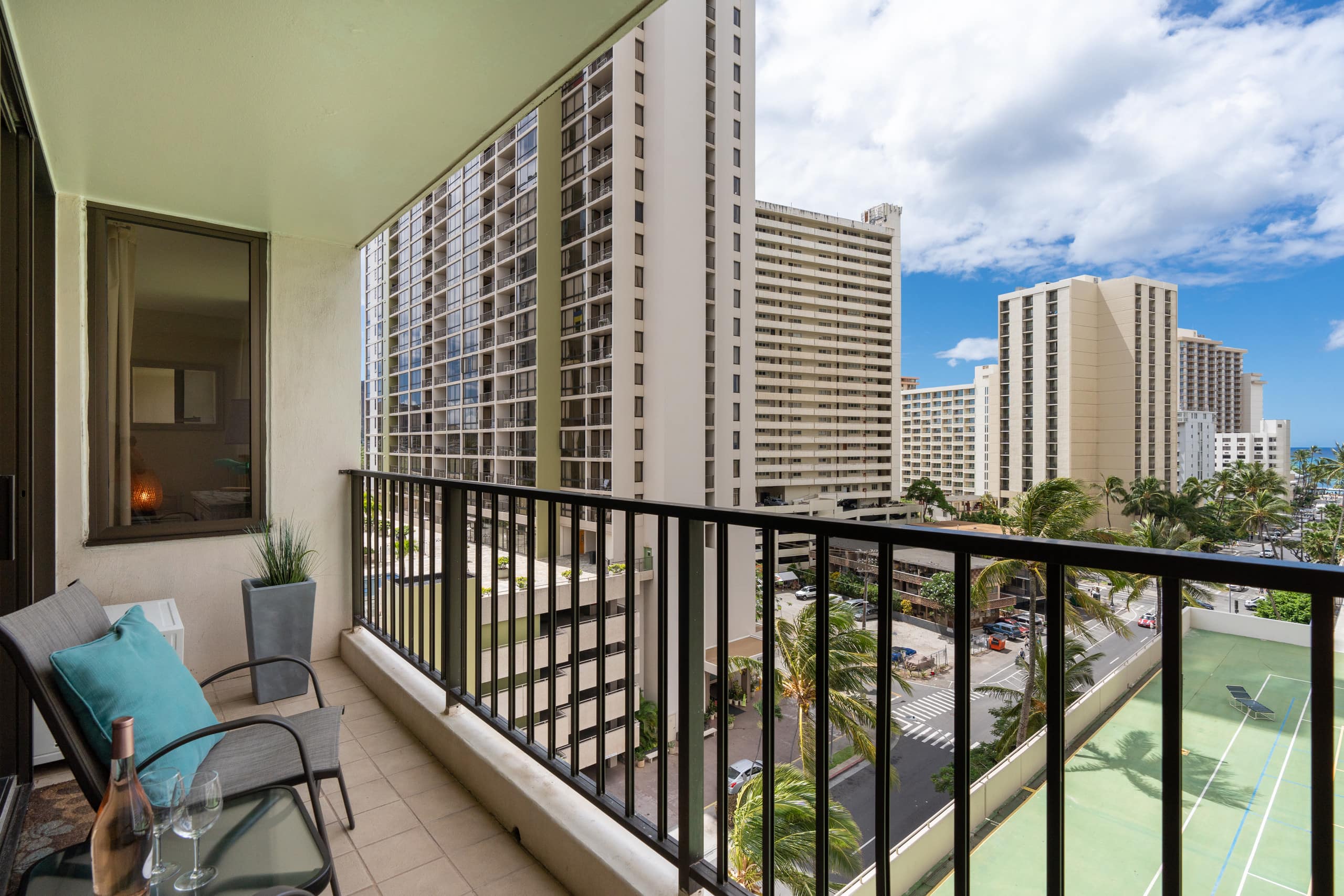 Condo in Honolulu · ★4.84 · 1 bedroom · 2 beds · 1 private bath - Image 15