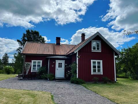 Cosy summerhouse at lake Ymsen
