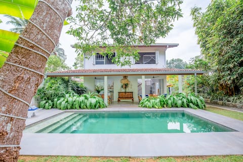 Modern 4BR pool Villa-Chef- 500m to Beach-Parking