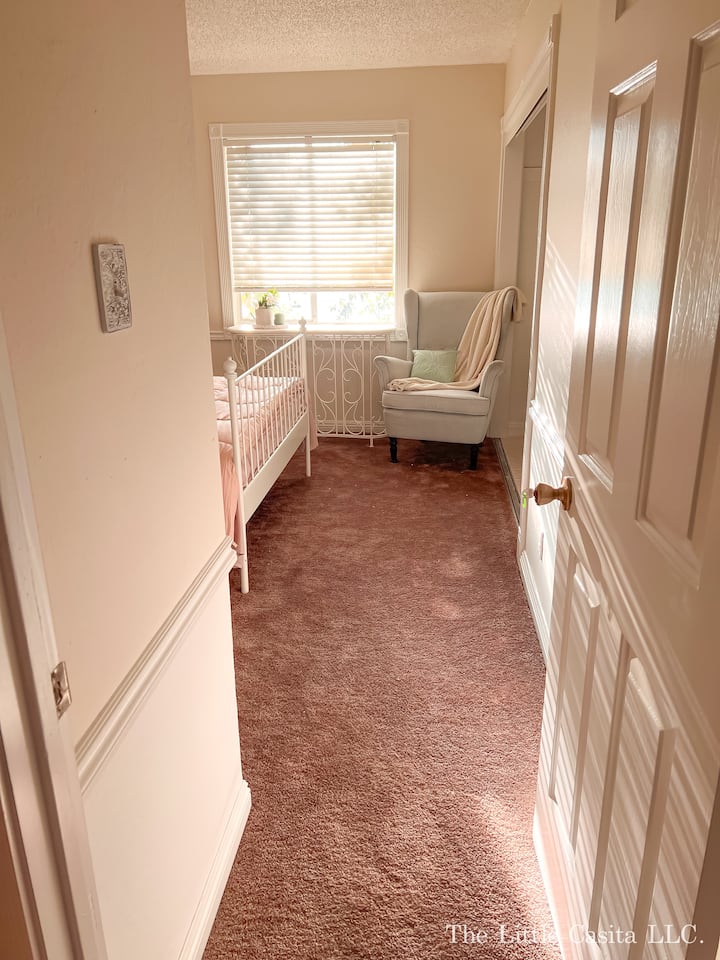 欢迎来到我们的主卧！