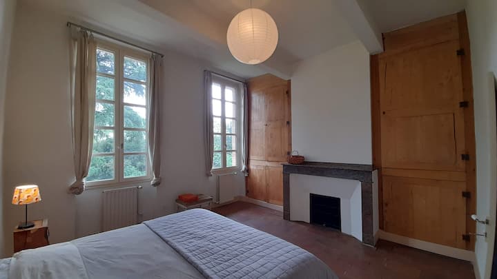 花园里有2号卧室。 两张独立或组合床，可供一张标准双人床使用。 